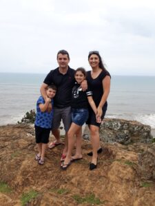 família na praia de Torres