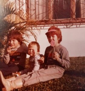 Marcelo, Márcio e Daniela ( irmãos pequenos )