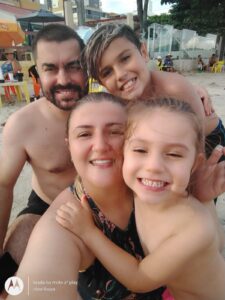 Na praia o casal Anderson e Aline, os filhos Lorenzo e Manuela