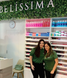 BELÍSSIMAS Na imagem Adriana e Thaize, as meninas sabem tudo em produtos para realçar a beleza... visite a Belíssima Cosméticos PDA.47 ou ligue: 99404.9260.