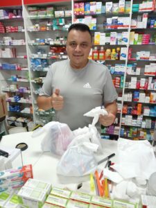 FARMACIA ALVORADA/ PDA. 52 - Na imagem flagramos Seu Roberto organizando as tele-entregas da Farmácia que conquistou o coração dos alvoradendes...ligue: 3411.3757.