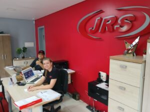 LILI E GUILHERME - A eficiente e determinada dupla aí de cima,  setor administrativo, garantem a Excelência no atendimento da JRS AUTOMÓVEIS