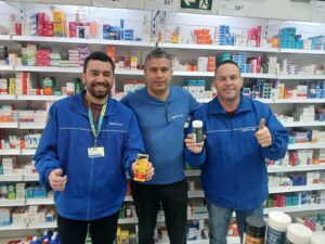 Trio de Três - Na imagem o Gerente Juliano, farmacêutico Alexandre e o Atendente César da Agafarma 51 - FOCO 100% no atendimento a clientela.