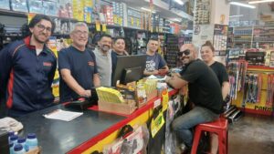 PARATI AUTO PECAS - Na imagem Claiton, Diretor Mauro, Paulinho, Paulinho, Filipe, Douglas e os clientes Beti e Thiago fazendo suas compras na tradicional loja de peças da cidade.