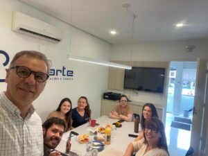 CAFÉ NA IMOBILIÁRIA GOULARTE - Na tradicional Imobiliária da Cidade nas  reuniões semanais realizadas nas quintas- feiras discussão de diretrizes & gracioso e  delicioso café. Na imagem Leandro, Mateus, Lívia, Francieli, Lausiane, Laís e Magda.